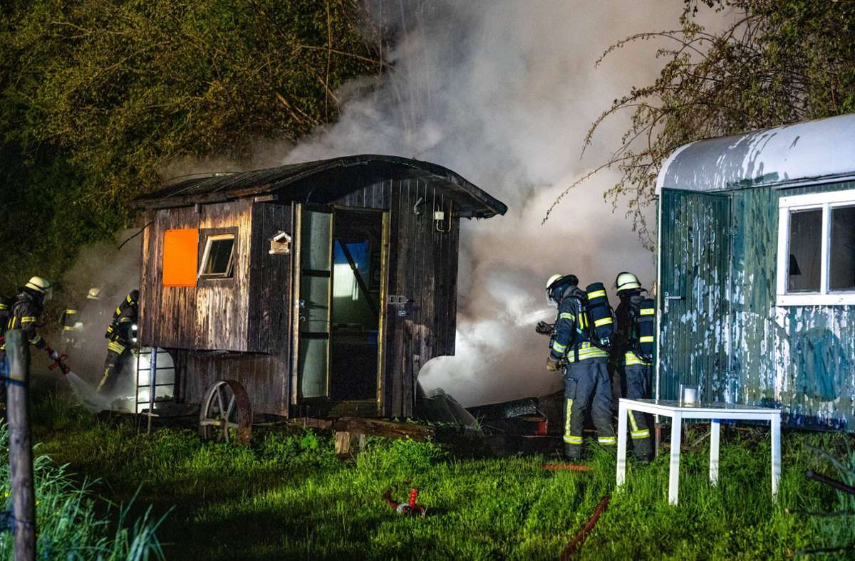 Auf dem landwirtschaftlichen Anwesen brannten mehrere Holzscheite, zwei feststehende Bauwagen, ein Aufsitzrasenmäher sowie Bäume.
