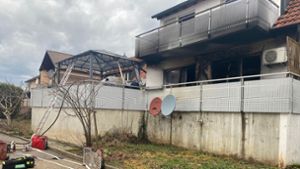 Mehrfamilienhaus brennt – Wohnung unbewohnbar