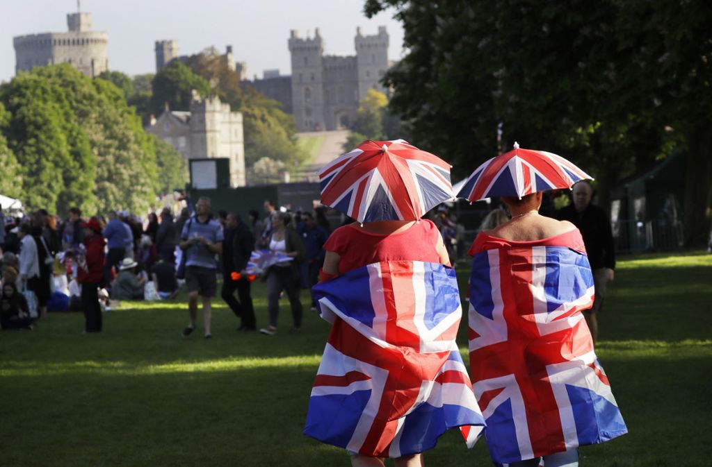 Da es die Sonne am Hochzeitstag gut mit den Briten meint, haben diese royalen Fans auch an eine angemessene Kopfbedeckung gedacht.