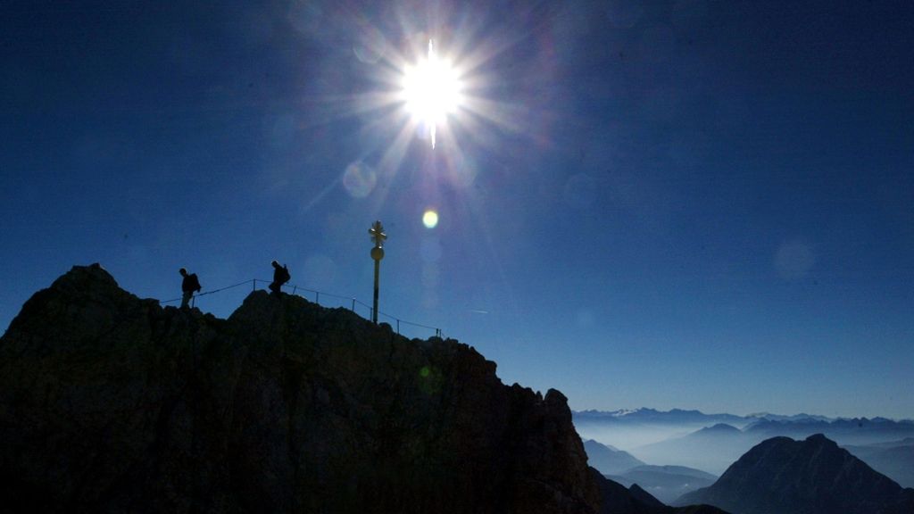  Bei einer gemeinsamen Bergtour mit seinem Sohn auf die Zugspitze ist ein 65-Jähriger aus Göppingen in den Tod gestürzt. 