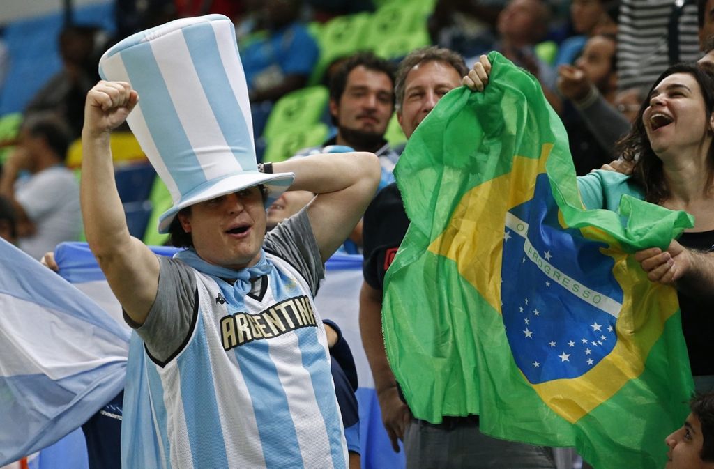 Ein argentinischer Basketballfan hat sich für ein überdimensionales Hutmodell entschieden – ob er darunter alle Körbe mitbekommt?