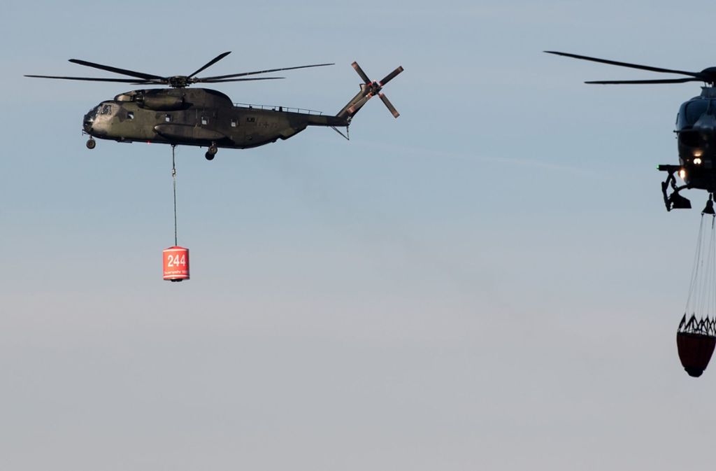Die Helikopter sind seit Montagmorgen wieder im Einsatz und unterstützen die Löscharbeiten aus der Luft.