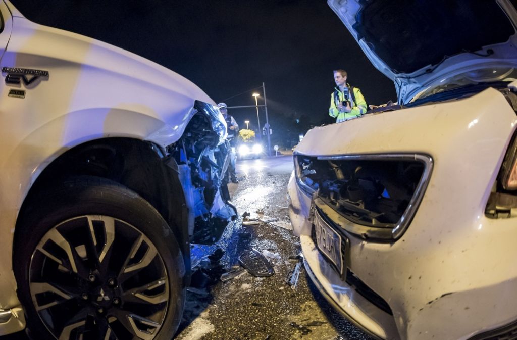Der 35-jährige Beifahrer des Volvo wurde leicht verletzt, ein weiterer 38-jähriger Mitfahrer wurde schwer verletzt.
