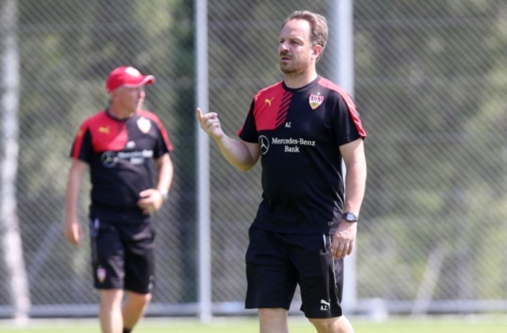 Der VfB-Trainer Alexander Zorniger nimmt die Dinge gern selbst in die Hand. Foto: Pressefoto Baumann