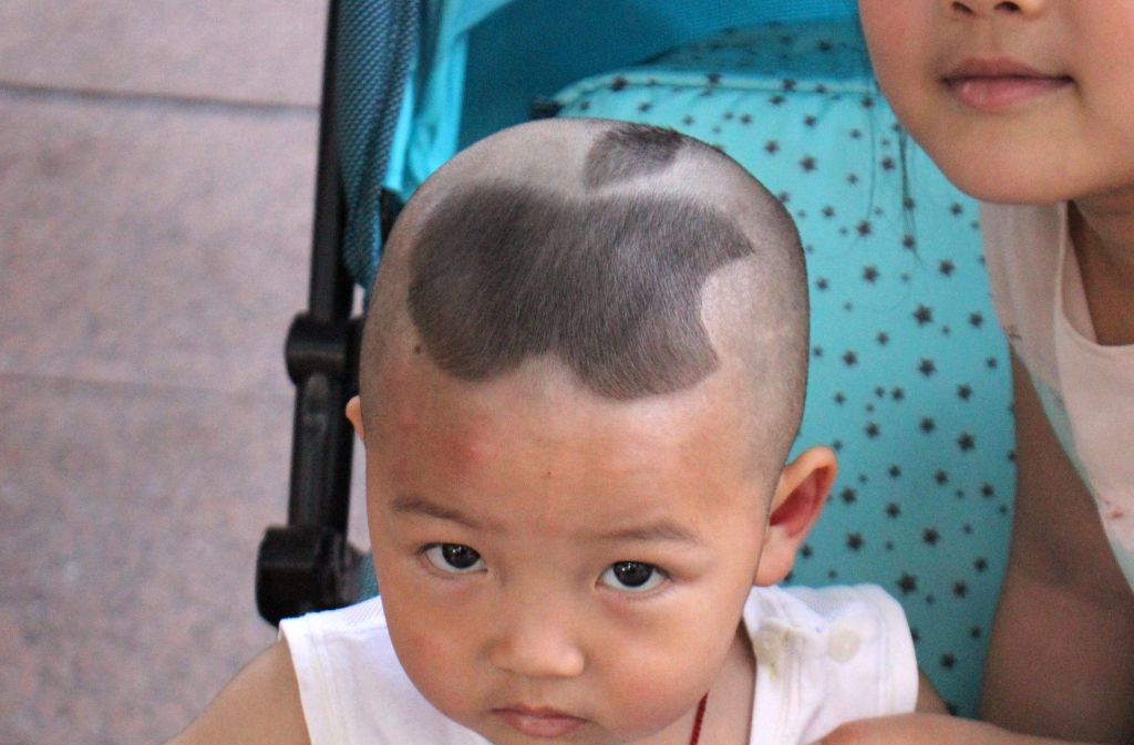 Schnipp, Schnapp – Haare ab. In China ist es Tradition am Dragon Head Raising Day die Haare abzuschneiden. Dabei werden zum Teil verrückte Muster rasiert, wie hier das Apple-Logo.