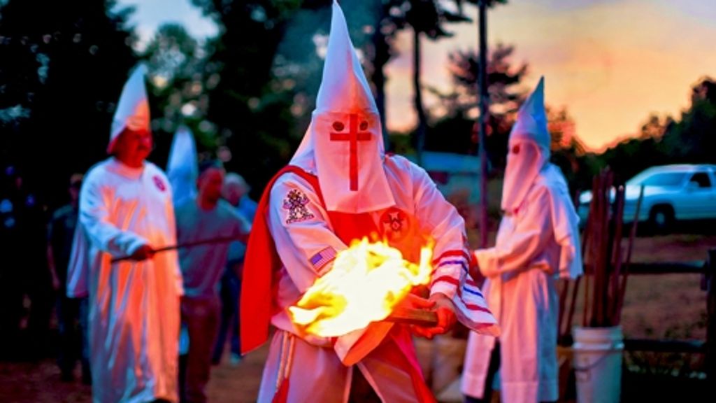 Polizeibeamte im Ku-Klux-Klan: Der Minister fordert Aufklärung