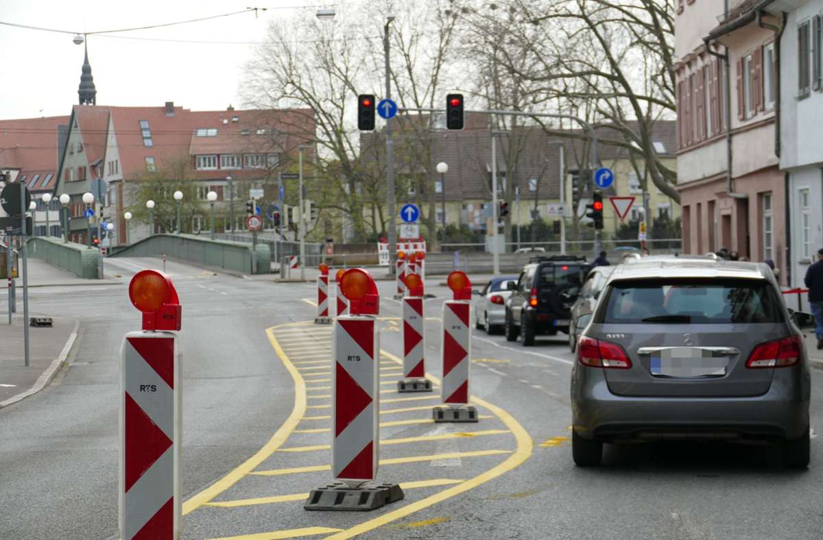 In der Brückenstraße stellt die neue Verkehrsführung so manchen Autofahrer vor Herausforderungen.
