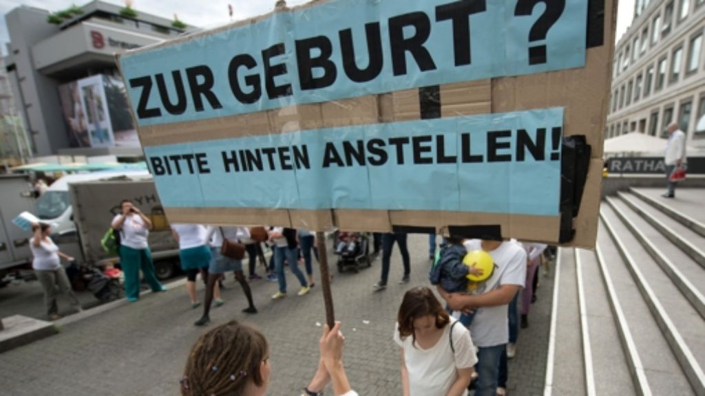  Rund 50 Hebammen haben sich am Dienstag vor dem Stuttgarter Rathaus versammelt, um für bessere Arbeitsbedingungen zu demonstrieren. Die Kreisvorsitzende der Hebammen in Stuttgart sieht die Geburtshilfe als massiv gefährdet an. 
