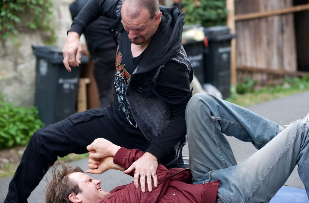 Der Neonazi (Stuntman Alexander Mack) haut auf den vermeintlichen Ausländer (Fabian Hinrichs, liegend) drauf – später wird zurückgeschlagen.