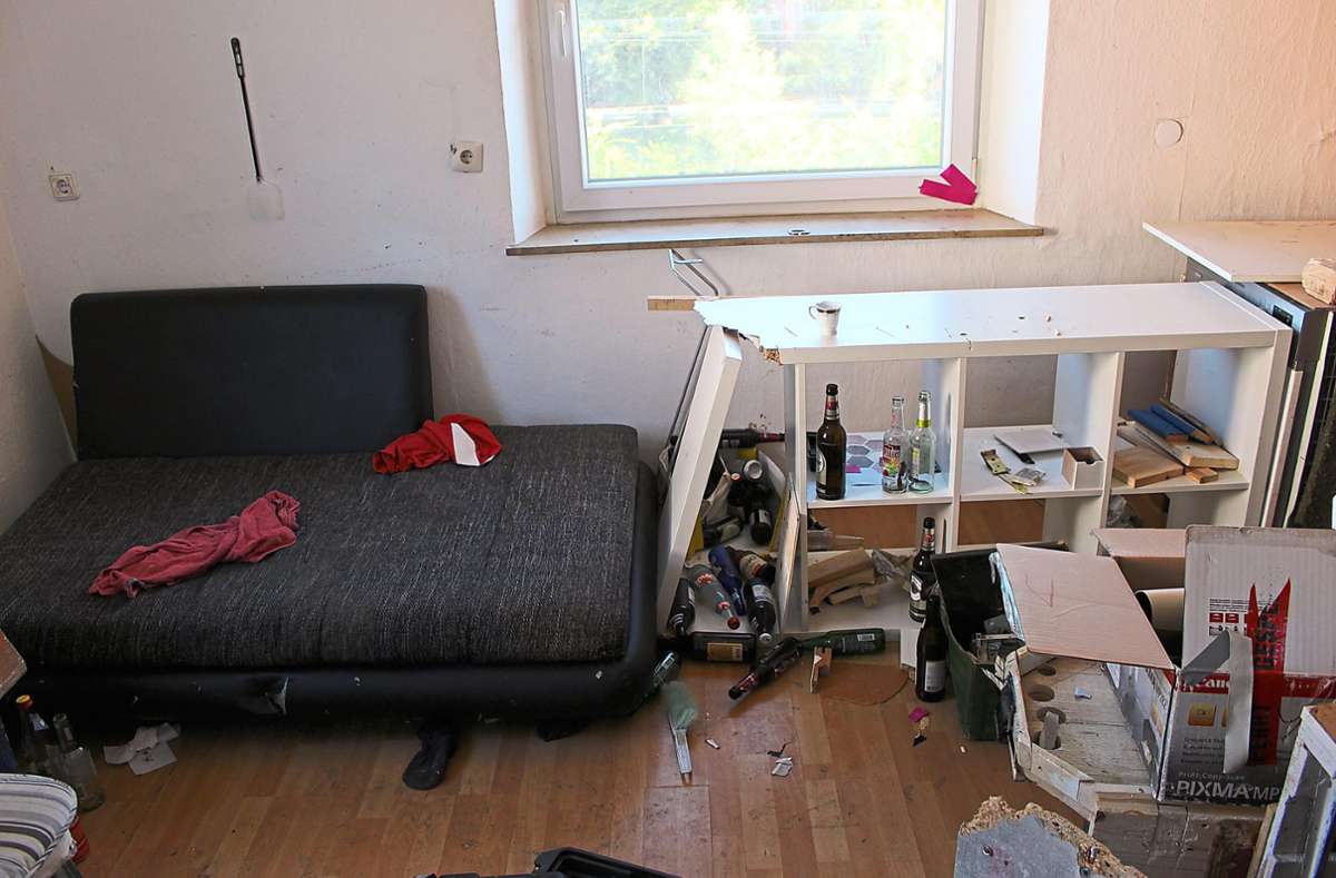 Alte Klamotten, zerstörte Möbel, leere Bierflaschen und Müll – der Zustand der Wohnung ist ein absolutes Desaster.