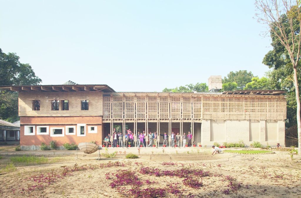 Das Desi Trainingscenter im Dorf Rudrapur ist ebenfalls aus Lehm und Bambus gebaut. Es beherbergt eine Berufsschule für angehende Elektriker.