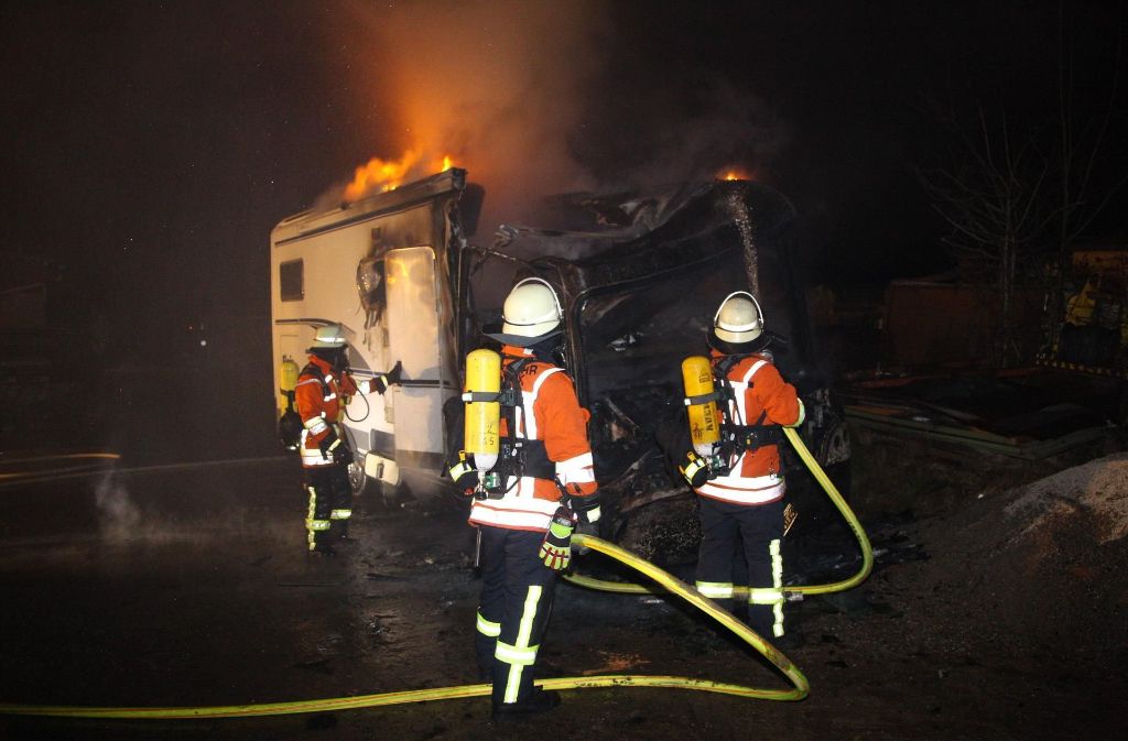 Die Feuerwehr hatte den Brand schnell gelöscht, das Wohnmobil brannte jedoch komplett aus.