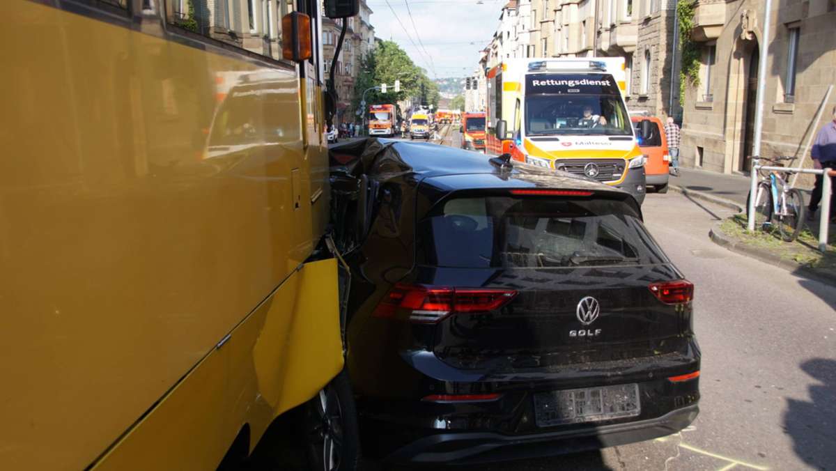 Stadtbahnunfall in Stuttgart-West: Autofahrerin schwer verletzt – Bebelstraße für eine Stunde gesperrt