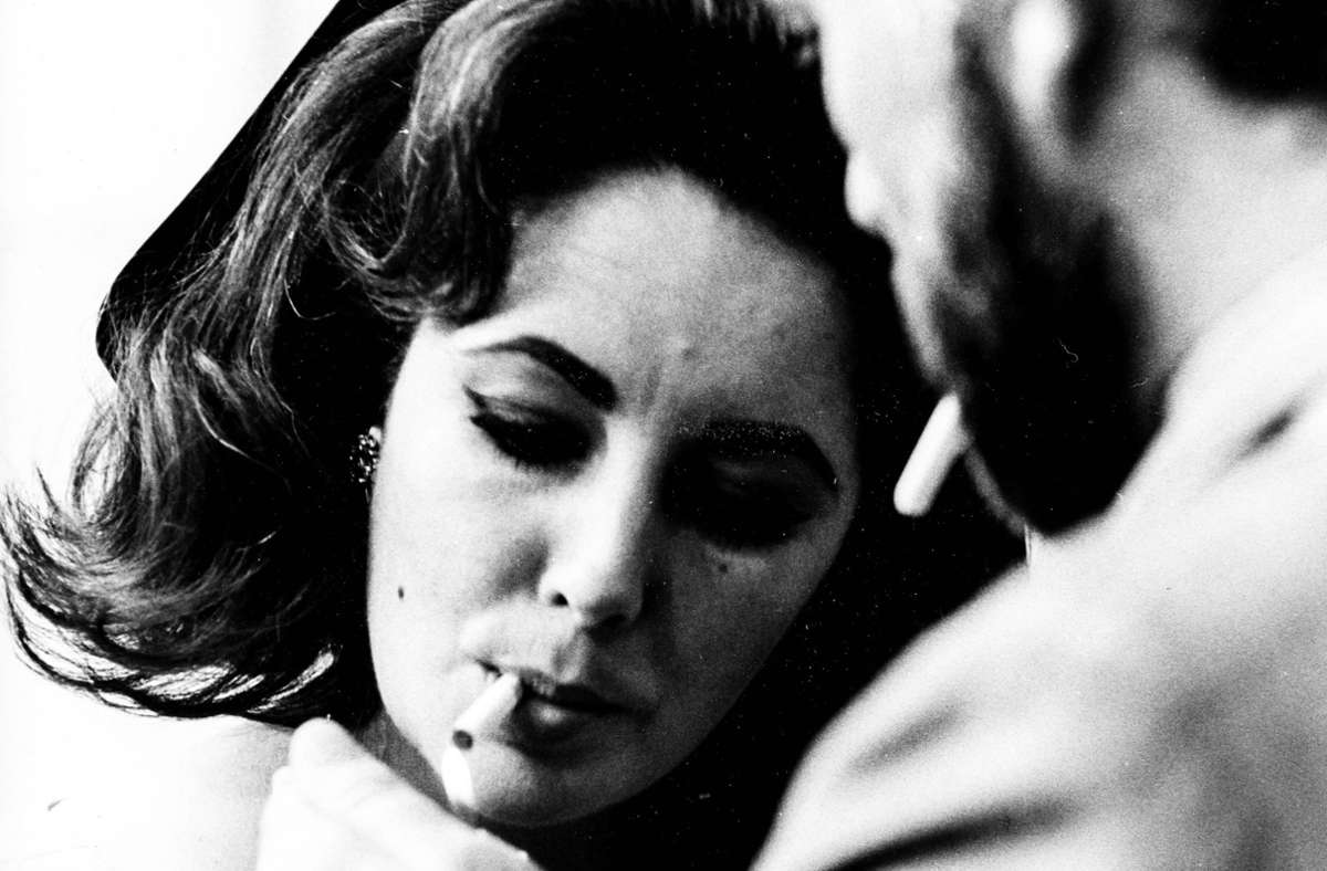 Schauspiel-Ikone Elizabeth Taylor mit Richard Burton im Jahr 1966. Rauchen gehörte damals einfach dazu, vor allem bei Künstlern und Intellektuellen. Das gilt auch für...