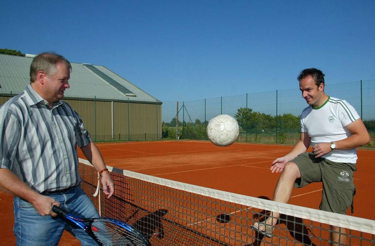 Alexander Zorniger beim Fußball-Tennis mit Kurt Adam, seinem damaligen Chef beim WTB.
