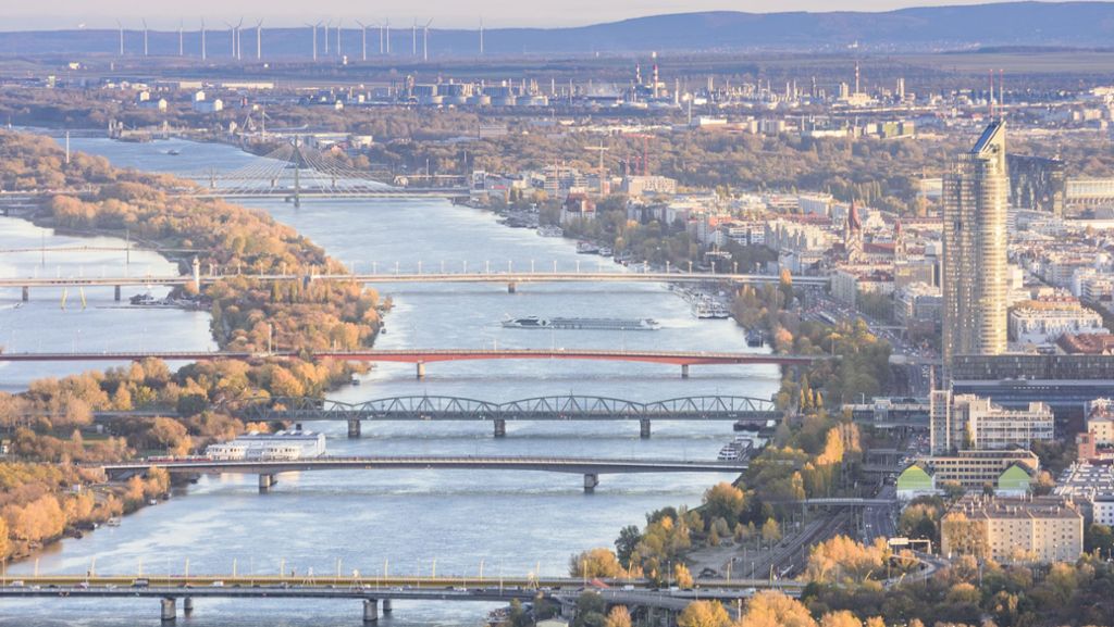  Auf der Donau bei Wien hat sich ein Ölteppich gebildet. Die Schifffahrt ist deshalb zunächst eingestellt. Einsatzkräfte sind vor Ort. Woher die Verunreinigung kommt, ist noch unklar. 
