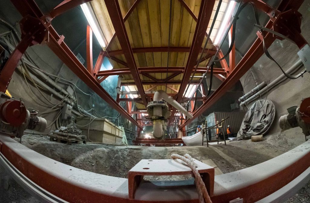 In der nun fertiggestellten Röhre beginnt nun der Einbau der Innenschale, dabei hilft dieses 140 Tonnen schwere Gerüst.