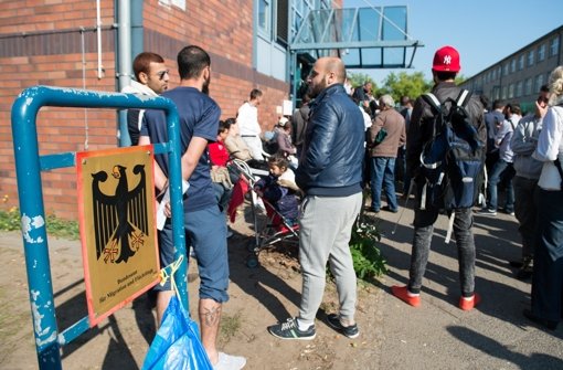 Warten, Warten, Warten: Zahlreiche Asylbewerber stehen vor der Außenstelle des Bundesamtes für Migration und Flüchtlinge in Berlin-Spandau. Foto: dpa