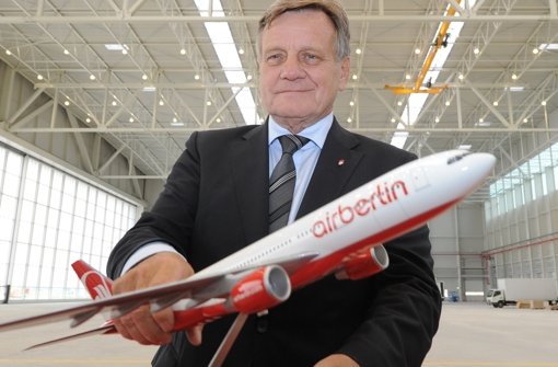 Die Flugzeuge am neuen Berlin-Flughafen hat er nicht zum Abheben gebracht: Bis spätestens Ende Juni 2015 will Hartmut Mehdorn den Chefsessel abgeben. Foto: dpa