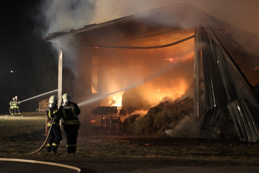 In Kusterdingen brennt eine Lagerhalle komplett aus.