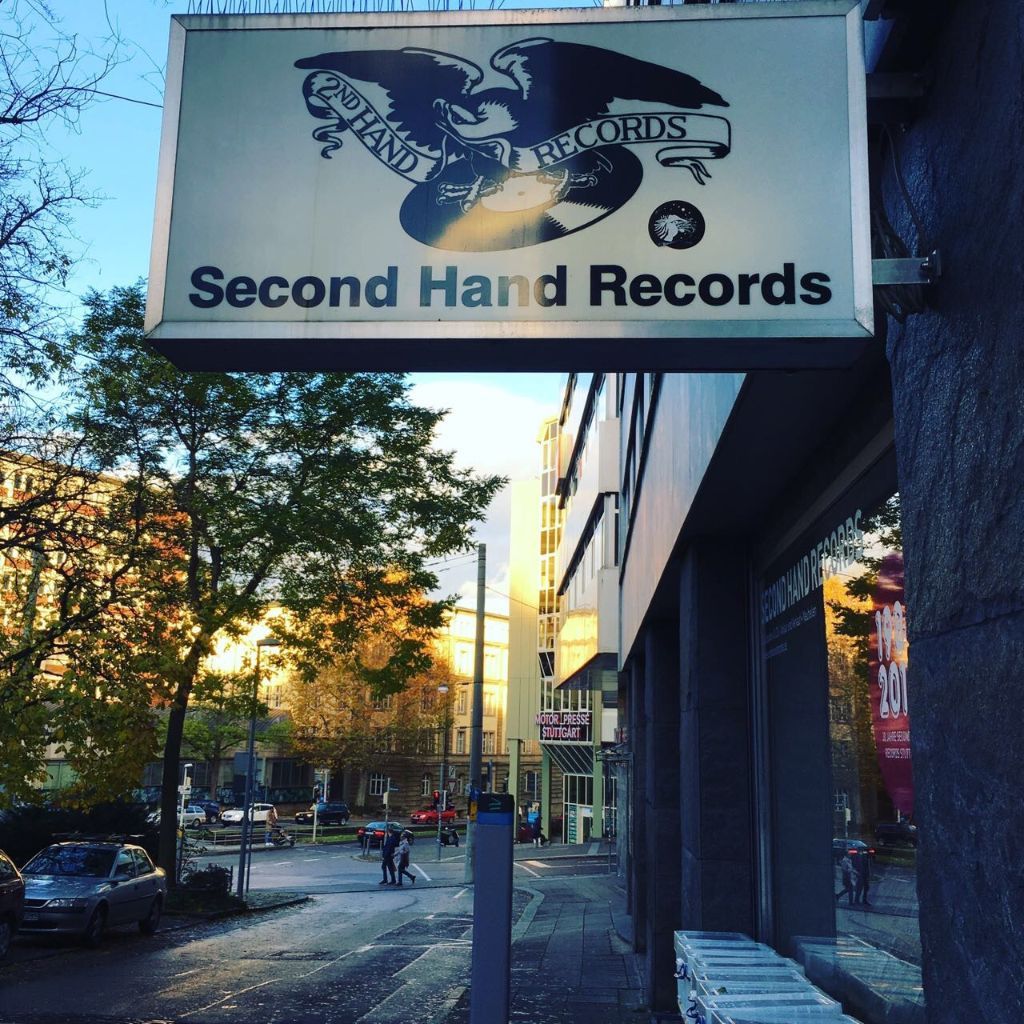Musikliebhaber sollten direkt ums Eck noch bei Second-Hand-Records (Leuschnerstraße 3, Öffnungszeiten: Montag-Freitag 11-20 Uhr, Samstag 10-18 Uhr) vorbeischauen. Ein schöner Plattenladen mitten in Stuttgart.