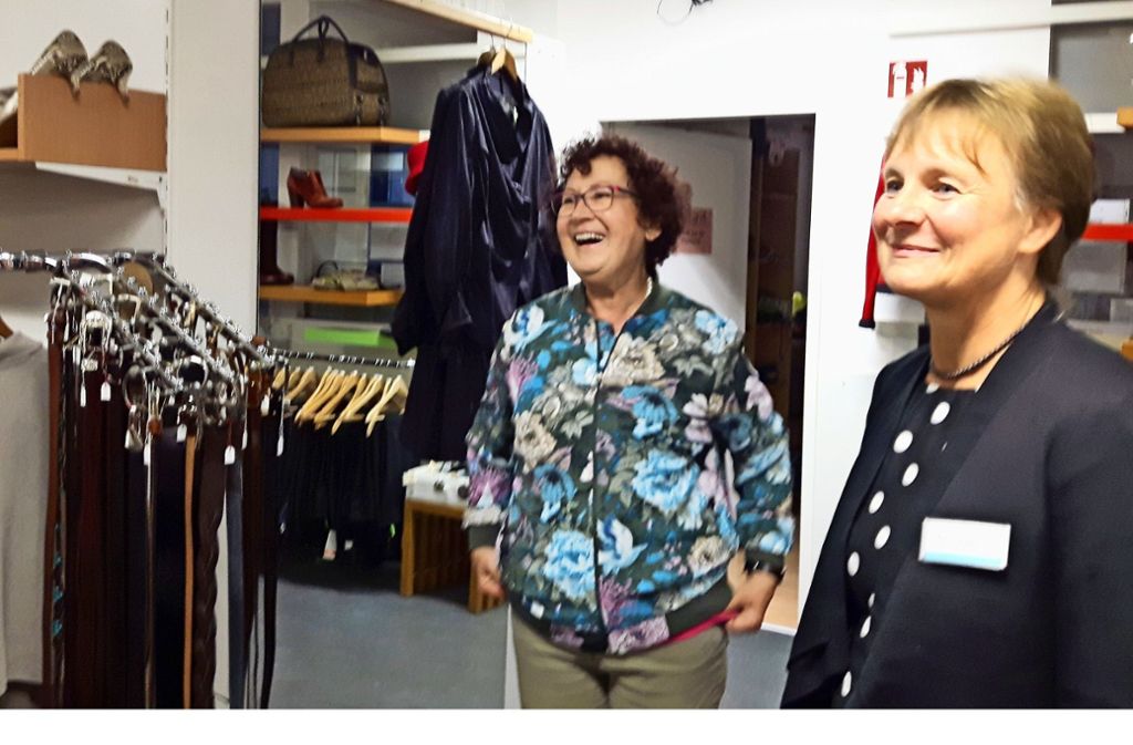 Gerlinde Kretschmann (links) verschafft sich mit  Birgit Schüppen von PragA einen Überblick über das Modeangebot.. Foto: Eva Funke