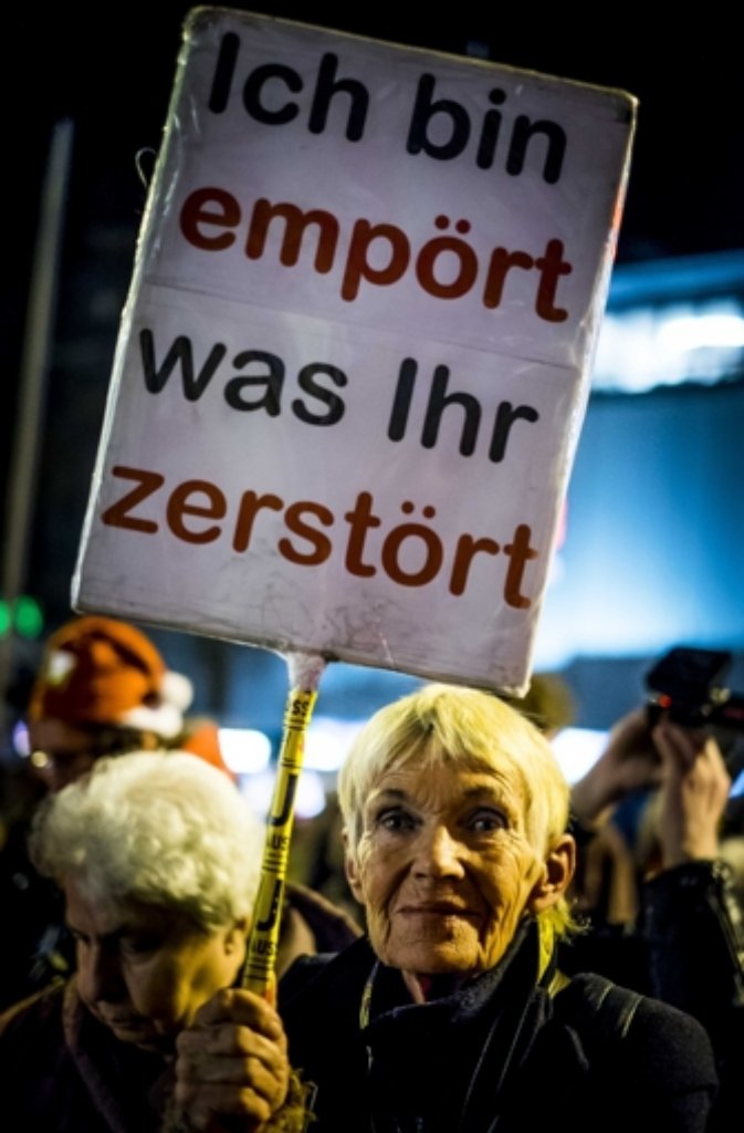 Hart ins Gericht gingen die nach Veranstalterangaben 5000 Demonstranten mit Ministerpräsident Winfried Kretschmann (Grüne).