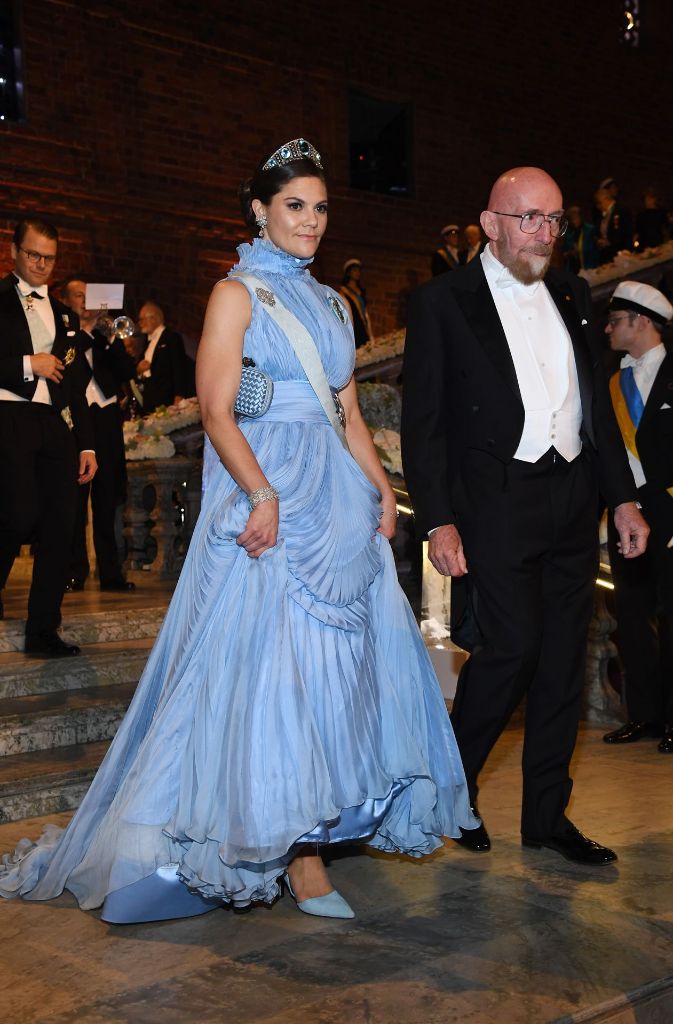Direkt nach der Königin läuft Kronprinzessin Victoria mit Kip Thorne, der den Nobelpreis für Physik erhalten hat, die Treppen herunter.