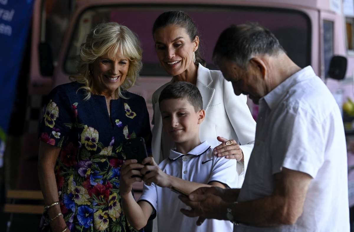 Jill Biden und Königin Letizia posieren für ein Selfie mit Mitgliedern einer ukrainischen Familie während ihres Besuchs im Aufnahmezentrum.