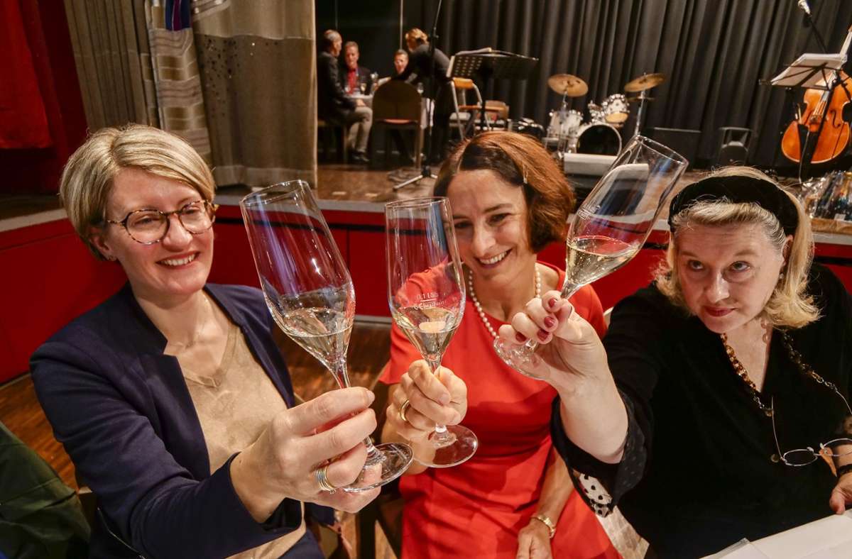 Elisabeth Goutorbe aus der Partnerstadt Ay, Ulrike Wallisch und Kirsten Neubarth (von links) kennen sich mit Champagner aus.