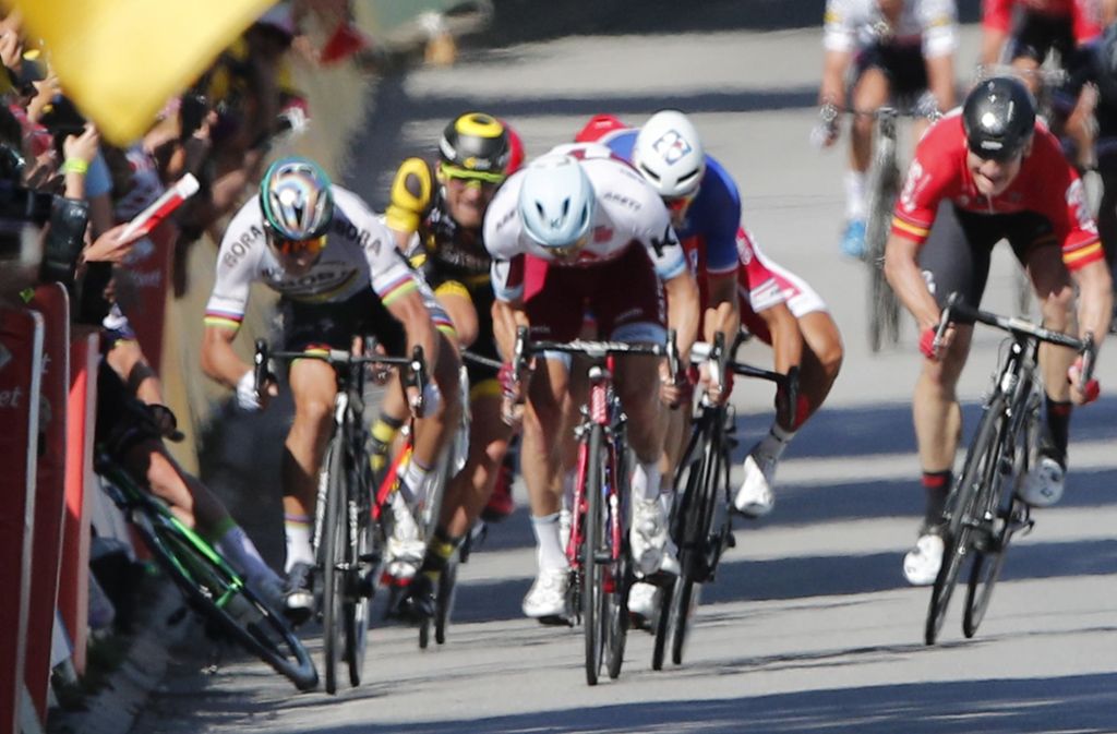 Skandalös war das Geschehen um Peter Sagan 2017. Nach der vierten Etappe wurde Sagan disqualifiziert, da er beim Zielsprint, den er als Zweiter beendete, seinen Kontrahenten Mark Cavendish angeblich unter Ausstellen des Ellbogens in die Absperrung gedrängt hatte. Dieser stürzte und brach sich das Schulterblatt. Die Entscheidung war umstritten, da es nicht eindeutig zu beurteilen war, ob Sagans Ellbogencheck Ursache für Cavendishs Sturz war. Nach einer Anhörung beim Weltverband UCI im Dezember 2017 wurde entschieden, dass das Urteil der Tour-Jury ein Fehlurteil gewesen ist.