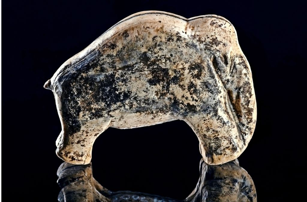 Dieses Mammut aus der Vogelherd-Höhle ist eines der ersten Kunstwerke der Menschheit. Es handelt sich um die vollplastische Darstellung eines erwachsenen Tieres mit abgebrochenem Rüssel. Die Figur wurde trotz Löcher wohl nicht als Anhänger getragen, sondern muss auf die Kleidung aufgenäht worden sein. Das Mammut weist zahlreiche eingekerbte x-Zeichen, Punkt- und Kerbreihen auf. Länge: fünf Zentimeter, Höhe: 3,1 Zentimeter. Das Original befindet sich im Museum Schloss Hohentübingen in Tübingen.