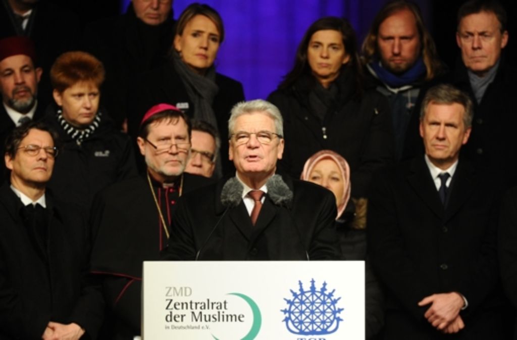 undespräsident Joachim Gauck hat nach den Attentaten von Paris zur Einigkeit im Kampf gegen Extremismus und Fremdenfeindlichkeit aufgerufen. „Die Terroristen wollen uns spalten.“