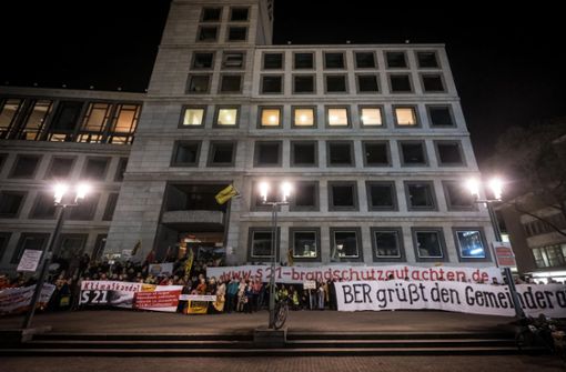 Die Stuttgart-21-Gegner am Montagabend vor dem Rathaus Foto: Lichtgut/Achim Zweygarth