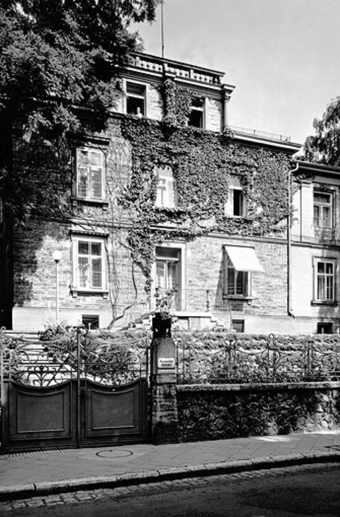 ... und kauft für 75.000 Goldmark eine schmucke Villa in der Bad Cannstatter Taubenheimstraße. Das prachtvolle Haus ist malerisch am Kurpark gelegen. Von der Nähe zu den Kuranlagen erhofft sich der mittlerweile 48-Jährige viel - vor allem die Linderung seiner Herzschwäche.