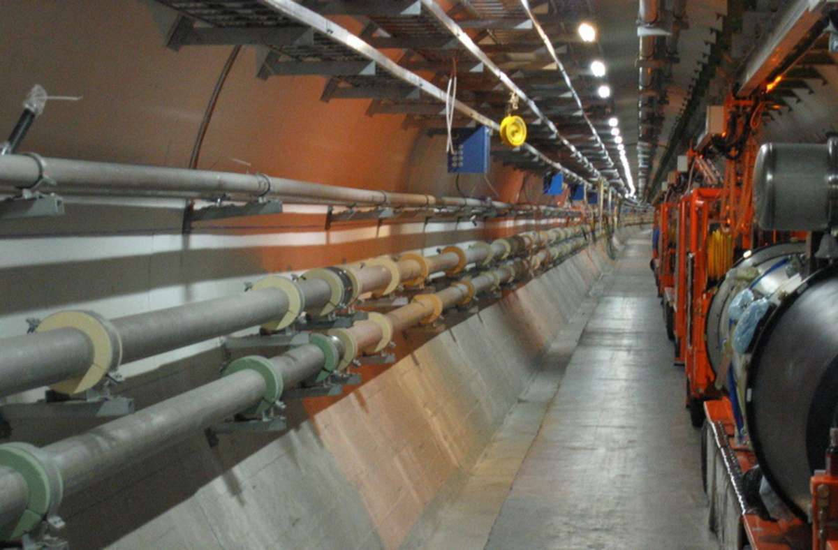 Der längste Forschungstunnel der Welt: Er gehört zum Teilchenbeschleuniger der Europäischen Organisation für Kernforschung (Cern) und liegt rund 50 Meter unter dem schweizerisch-französischen Grenzgebiet. Er wurde 2008 eröffnet. Hier gibt es keine Geschwindigkeitsbegrenzung, im Gegenteil: Protonen schaffen mehr als 11 000 Umrundungen - pro Sekunde.