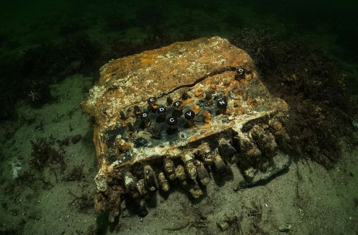 Enigma-Chiffriermaschine aus dem 2. Weltkrieg liegt auf dem Grund der Ostsee. Bei der Suche nach herrenlosen Fischernetzen in der Ostsee haben Forschungstaucher die Enigma-Chiffriermaschine gefunden.
