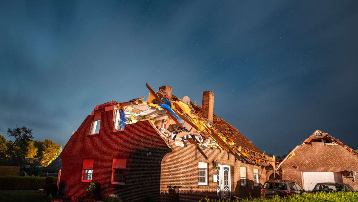 Nach einem Tornado in der Gemeinde Großheide in Ostfriesland werden bei Tageslicht die massiven Schäden sichtbar: Dächer von Häuser sind abgedeckt, teilweise ganz zerstört. Überall liegen umgekippte Bäume. Dass niemand verletzt wurde, grenzt laut Feuerwehr an ein Wunder. 