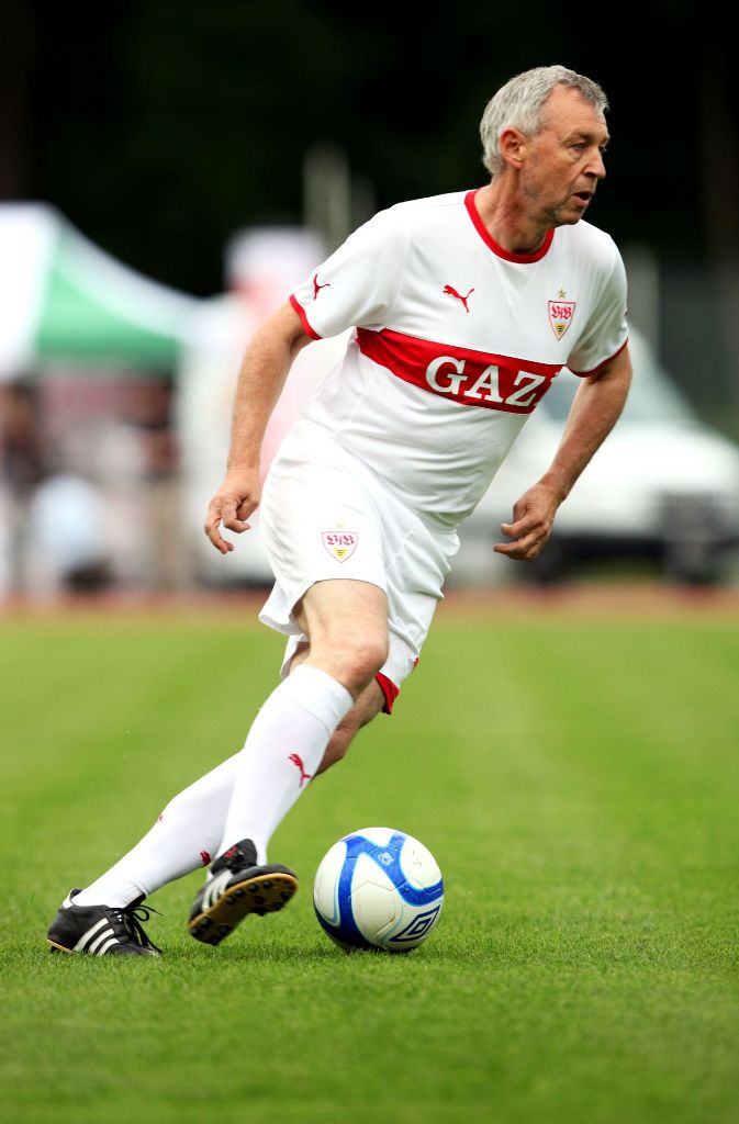 Auch heute tritt Allgöwer noch regelmäßig gegen den Ball, beispielsweise für die VfB-Traditionself.