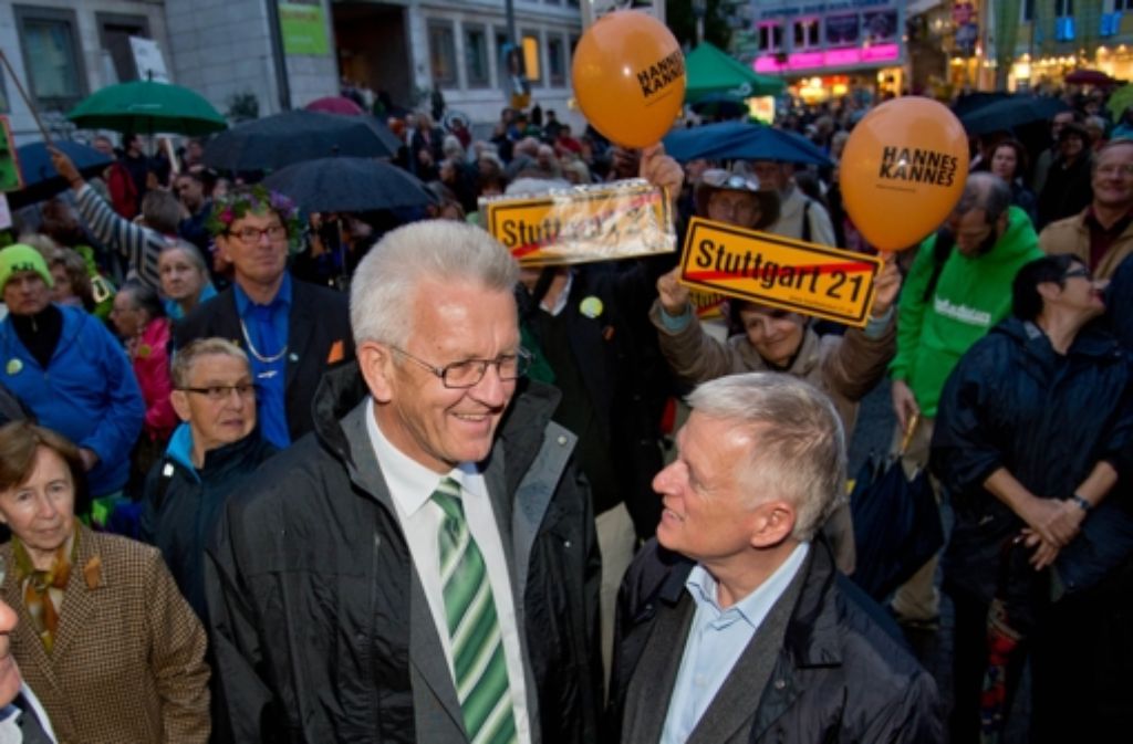 Zwei Grüne an den Schalthebeln der Macht und in einer Frage doch an Verträge ihrer Vorgänger gebunden: Winfried Kretschmann (links) und Fritz Kuhn.