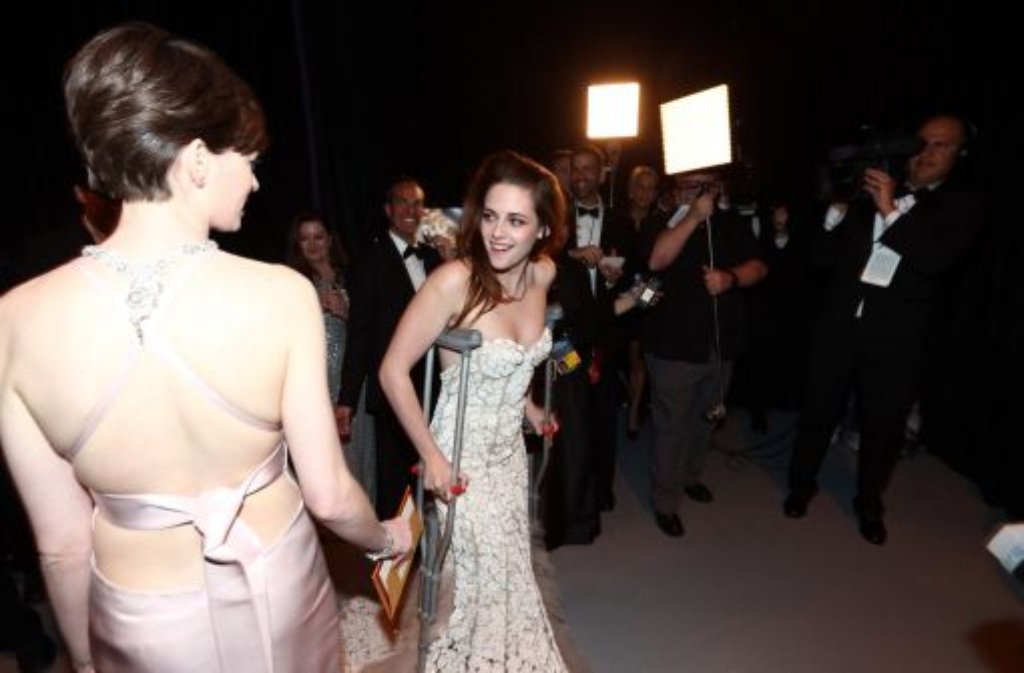 Anne Hathaway (links) und Kristen Stewart hinter den Kulissen.