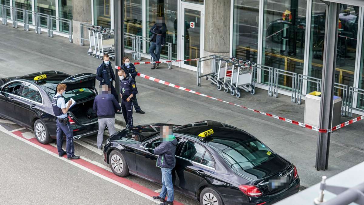  Nach einem Angriff am Stuttgarter Flughafen gibt die Polizei neue Einzelheiten bekannt. Nun steht fest, welche Waffe verwendet wurde und ob Täter und Opfer sich kannten. 