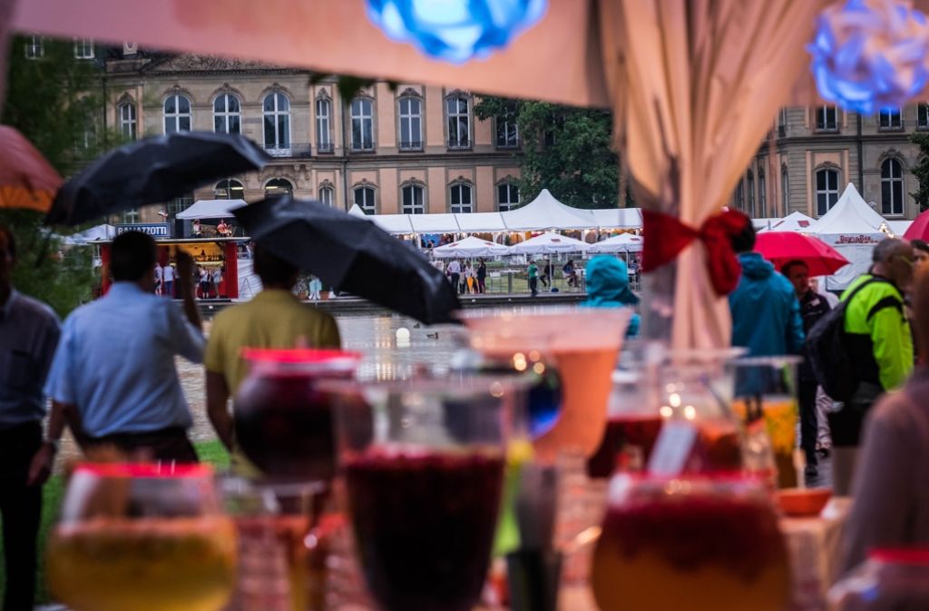 Verregneter Start des Sommerfestst: Die Besucher flüchteten sich unter die eigentlich als Schattenspender gedachten weißen Schirme um den Eckensee – oder gingen gleich nach Hause.