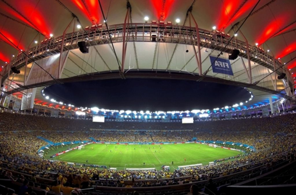 Das Estádio do Maracanã in Rio de Janeiro. Während der Fußball-Weltmeisterschaft finden hier 73.531 Fans Platz. Außer dem Finale fanden während der WM 2014 folgenden Spiel in Rio statt: Argentinien – Bosnien und Herzegowina 2:1, Spanien – Chile 0:2, Belgien – Russland 1:0, Ecuador – Frankreich 0:0, Kolumbien – Uruguay 2:0, Frankreich – Deutschland 0:1, Deutschland – Argentinien (WM-Finale).