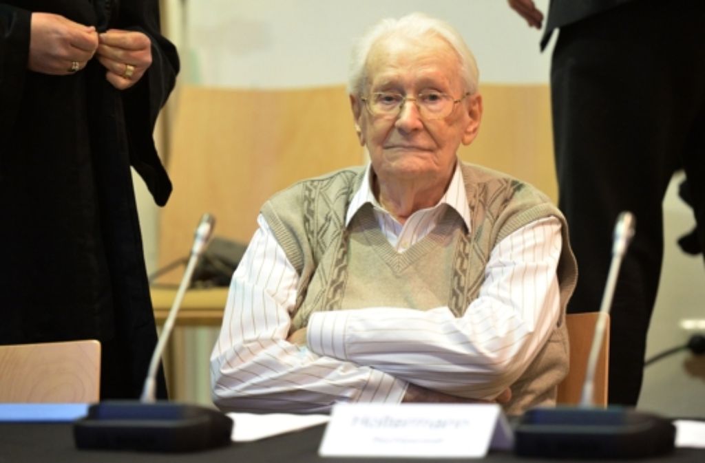 In einem der letzten großen Auschwitz-Prozesse hat  der 93-jährige Angeklagte  ein  Geständnis abgelegt. Er habe sich „moralisch mitschuldig gemacht“, sagte Oskar Gröning. Foto: dpa