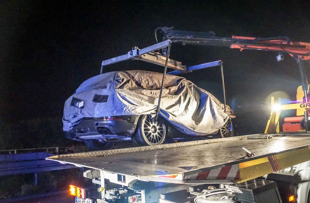 Der BMW-Fahrer wurde mit leichten Verletzungen in ein Krankenhaus gebracht.