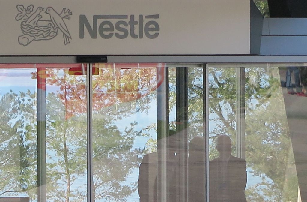Vom Inneren der Nestlé-Zentrale aus werden die protestierenden Hundertschaften beäugt.