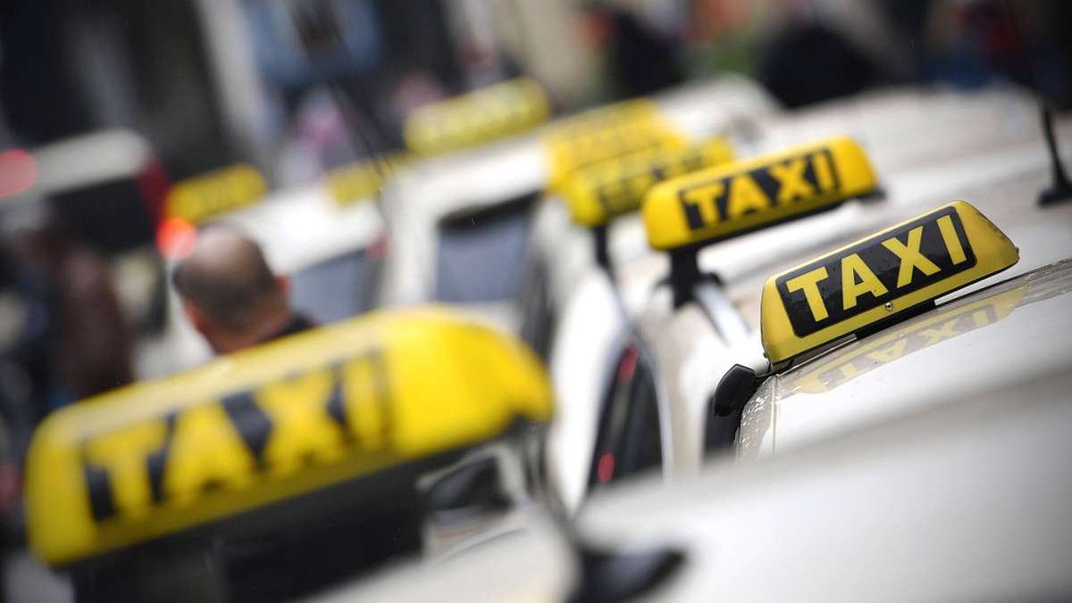 Fahnder stoppen Wagen in Bayern: Taxi fährt Mann mit kiloweise Drogen im Gepäck von Berlin nach Tübingen