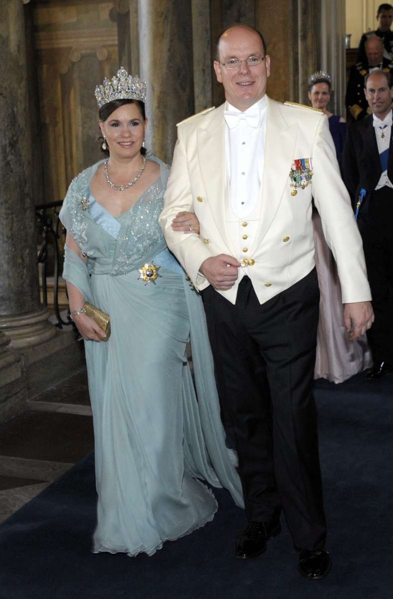 ... zum Gala-Diner am Abend hakt der Fürst aber Maria Teresa von Luxemburg unter - schließlich ist Charlène weder Frau noch Verlobte und daher vom Hofprotokoll auf die hinteren Plätze verbannt.