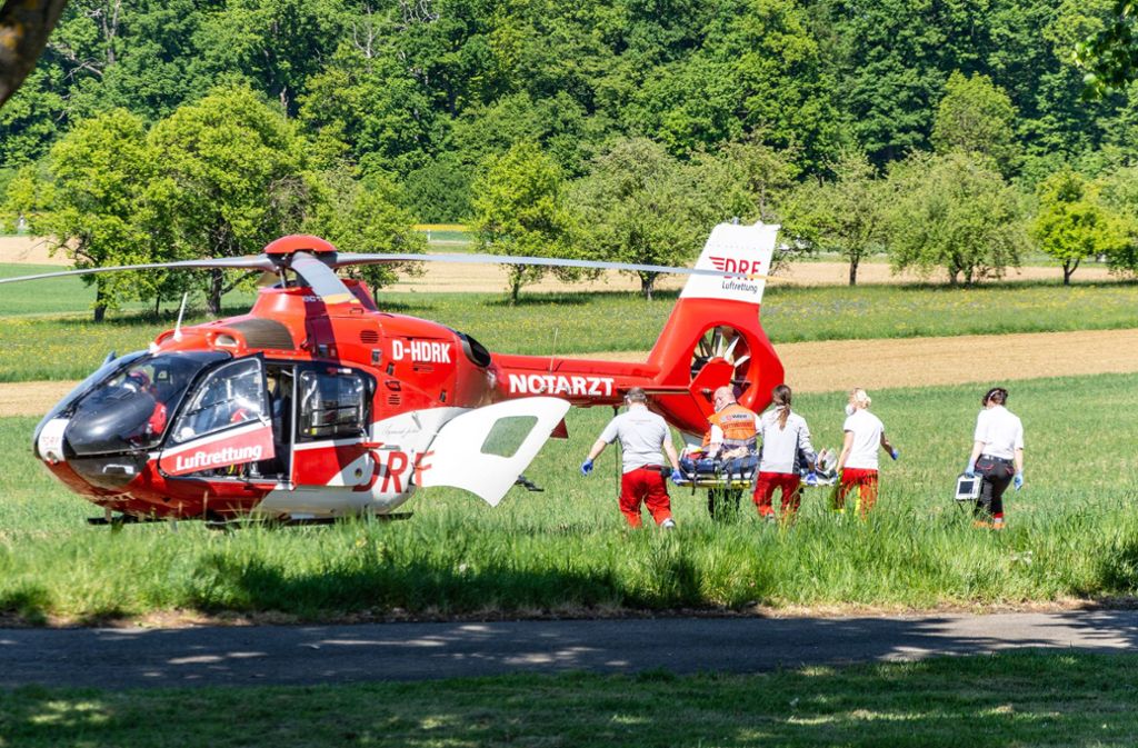 Der Schwerverletzte wird mit dem Hubschrauber in eine Klinik geflogen.